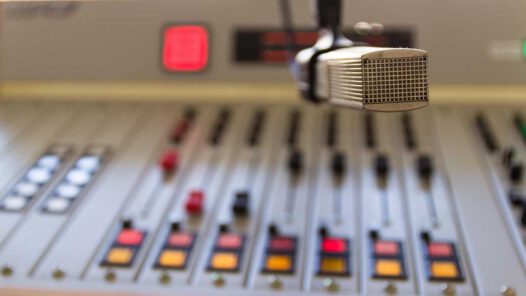 Professionelles Radiostudio mit Großmembranmikrofon und Mischpult – Symbolbild für Sprecher, Voice Over und Tonstudio-Produktion.